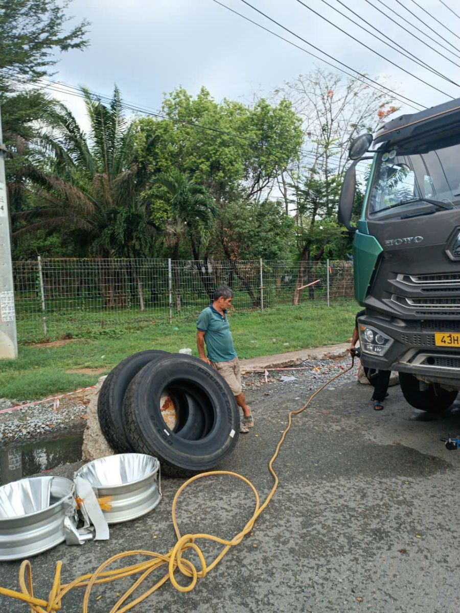 Gọi vá lốp ô tô lưu động Bình Dương – Phục vụ tận nơi trong mưa, nắng